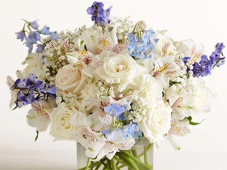 Flower arrangement with white and purple flowers